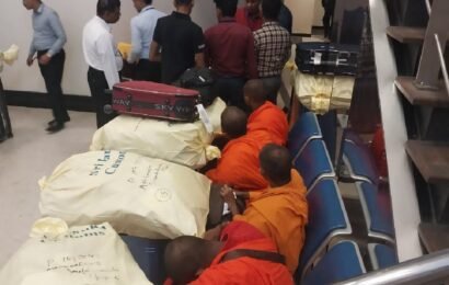 கட்டுநாயக்க விமான நிலைய வரலாற்றில் முதன்முறை! அதிரடி நடவடிக்கையில் சிக்கிய 22 பிக்குமார் கட்டுநாயக்க விமான நிலைய வரலாற்றில் முதன்முறை! அதிரடி நடவடிக்கையில் சிக்கிய 22 பிக்குமார்