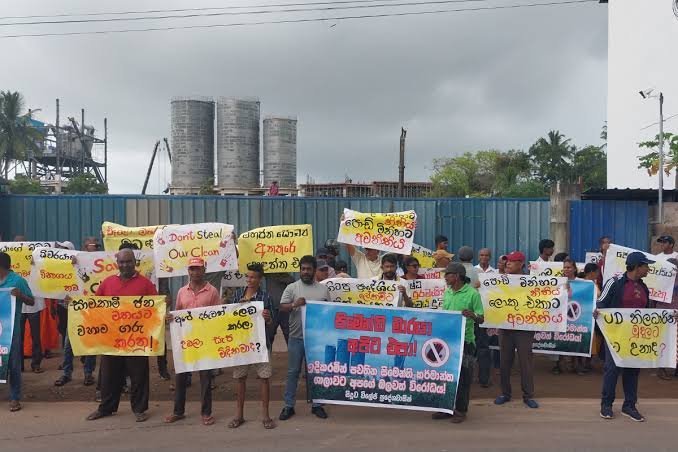 கட்டுநாயக்கவில் நட்சத்திர ஹோட்டல் என்ற போர்வையில் வெடித்த போராட்டம் கட்டுநாயக்கவில் நட்சத்திர ஹோட்டல் என்ற போர்வையில் வெடித்த போராட்டம்