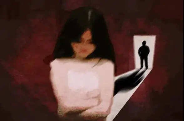 13 வயது சிறுமியை ஹோட்டல் உரிமையாளருக்கு விற்ற ரிக்‌ஷா ஓட்டுனர். 30 பேர் பாலியல் பலாத்காரம்..