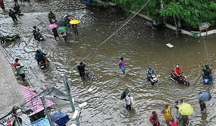 கானாவில் பெருவெள்ளம் காரணமாக மக்களின் இயல்பு வாழ்க்கை முடங்கியது. கானாவில் பெருவெள்ளம் காரணமாக மக்களின் இயல்பு வாழ்க்கை முடங்கியது.