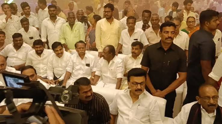 ஒரே சோபாவில் ஸ்டாலின் – சீமான் – வைகோ! திருமண விழாவில் வைரலான அரசியல் நாகரீகம்