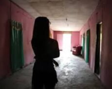 தமிழர் பகுதியில் இயங்கிய விபச்சார விடுதி – பெண்ணுடன் பிடிபட்ட முகாமையாளர்