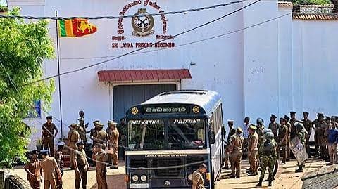 இலங்கை சிறையில் வன்முறை 19 கைதிகள் உட்பட 26 பேர் பலி: 100க்கும் மேற்பட்டோர் காயம் இலங்கை சிறையில் வன்முறை 19 கைதிகள் உட்பட 26 பேர் பலி: 100க்கும் மேற்பட்டோர் காயம்