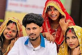 ஒரே மேடையில் 3 சகோதரிகளை மணந்த இளைஞர் ஒரே மேடையில் 3 சகோதரிகளை மணந்த இளைஞர்