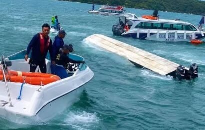 இந்தோனேசியாவில் தஞ்சங் உனா என்ற கடற்பகுதியில் சொகுசு படகு கவிழ்ந்த விபத்தில் 12 பேர் பத்திரமாக மீட்பு