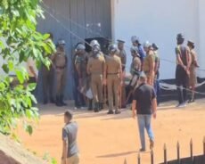நீர்கொழும்பு சிறைச்சாலை முன்னால் கைதிகளின் உறவினர்கள் திரண்டு முன்னெடுத்த ஆர்ப்பாட்டம்
