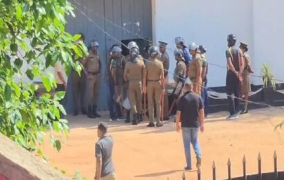 நீர்கொழும்பு சிறைச்சாலை முன்னால் கைதிகளின் உறவினர்கள் திரண்டு முன்னெடுத்த ஆர்ப்பாட்டம்