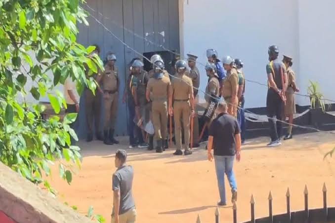 நீர்கொழும்பு சிறைச்சாலை முன்னால் கைதிகளின் உறவினர்கள் திரண்டு முன்னெடுத்த ஆர்ப்பாட்டம் நீர்கொழும்பு சிறைச்சாலை முன்னால் கைதிகளின் உறவினர்கள் திரண்டு முன்னெடுத்த ஆர்ப்பாட்டம்