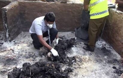 கிளிநொச்சியில் எரிந்த நிலையில் மீட்கப்பட்ட சடலம் – விசாரணையில் பொலிஸார் கிளிநொச்சியில் எரிந்த நிலையில் மீட்கப்பட்ட சடலம் – விசாரணையில் பொலிஸார்