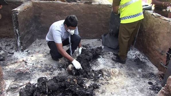 கிளிநொச்சியில் எரிந்த நிலையில் மீட்கப்பட்ட சடலம் – விசாரணையில் பொலிஸார்
