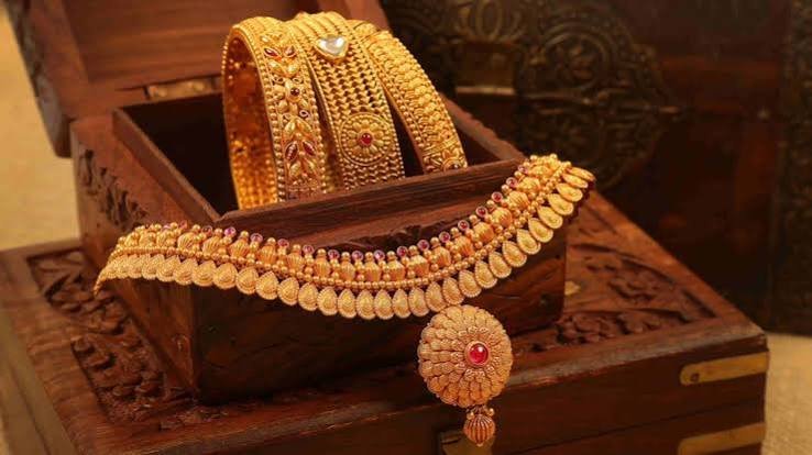 சென்னை விமான நிலைய சுங்க அதிகாரியாக நடித்து பயணியிடம் தங்க நெக்லஸை பறித்த இளைஞர் கைது சென்னை விமான நிலைய சுங்க அதிகாரியாக நடித்து பயணியிடம் தங்க நெக்லஸை பறித்த இளைஞர் கைது