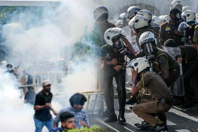 நீர்கொழும்பு சிறையில் அதிகரிக்கும் பதற்றம்.. அதிகாரிகளை தாக்கும் கைதிகள் – கண்ணீர்ப் புகை பிரயோகம் நீர்கொழும்பு சிறையில் அதிகரிக்கும் பதற்றம்.. அதிகாரிகளை தாக்கும் கைதிகள் – கண்ணீர்ப் புகை பிரயோகம்
