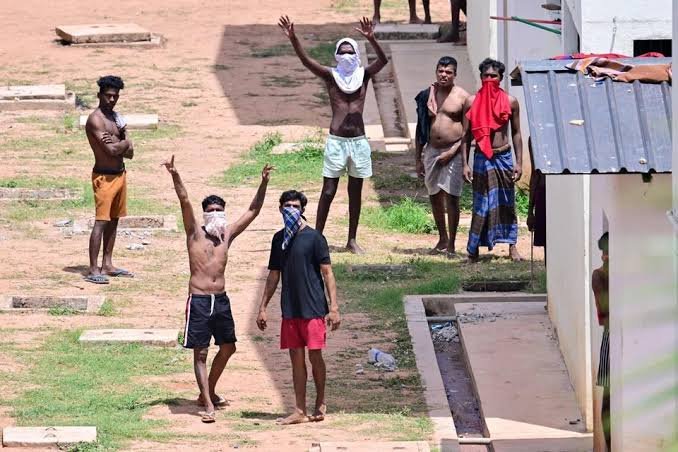 இலங்கை சிறைகளில் மோதல்; 3 கைதிகள் பலி: 26 பேர் காயம் இலங்கை சிறைகளில் மோதல்; 3 கைதிகள் பலி: 26 பேர் காயம்