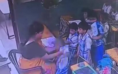 ஆசிரியை அடித்ததால் விழுந்து உயிரிழந்த 6 வயது சிறுவன்!