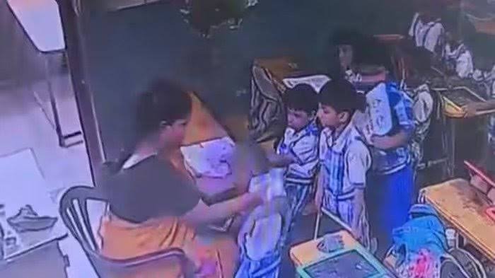 ஆசிரியை அடித்ததால் விழுந்து உயிரிழந்த 6 வயது சிறுவன்!