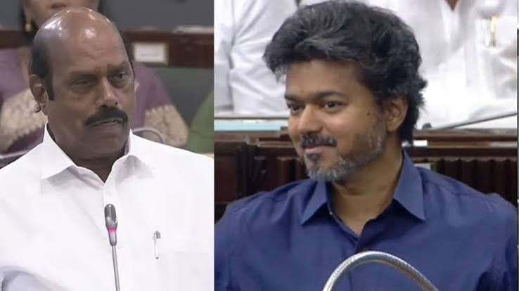 என் மேஜையில் உள்ளன’3 கோப்புகள் – முதல்வர் விஜயின் பேச்சுக்கு திமுகவின் பதில் என்ன? என் மேஜையில் உள்ளன’3 கோப்புகள் – முதல்வர் விஜயின் பேச்சுக்கு திமுகவின் பதில் என்ன?