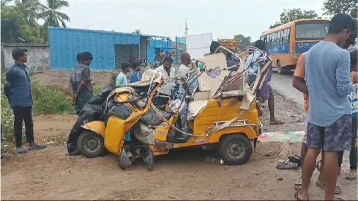 தெலங்கானா ஆட்டோ மீது டேங்கர் லாரி மோதியதில் 5 பெண்கள் கொடூர மரணம்! தெலங்கானா ஆட்டோ மீது டேங்கர் லாரி மோதியதில் 5 பெண்கள் கொடூர மரணம்!