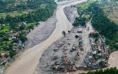 நேபாளம் ஆற்றில் வெள்ளப்பெருக்கு சீனாவில் நிலநடுக்கம்