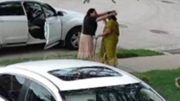 நடைப்பயிற்சி மேற்கொண்டிருந்த மூதாட்டியின் காலை தொட்டு வணங்கி ரூ. 1.3 லட்சம் நகைகளை கொள்ளை …