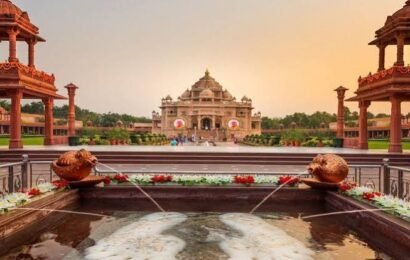 அமெரிக்காவின் நியூஜெர்சியில் 183 ஏக்கர் பரப்பளவில் அமைந்திருக்கும் அக்ஷர்தாம் கோவில்