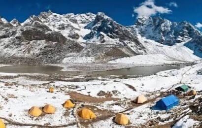 நேபாளபனிச்சரிவில் சிக்கி 14 மலையேற்ற வீரர்கள் காணாமல் போயினர்