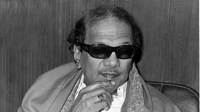 மிடில் கிளாஸ் மக்களை மூச்சுமுட்ட வைக்கும் பள்ளிக் கட்டணம்.. வழிகாட்டிய ‘கருணாநிதி’ மாடல்!