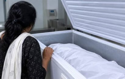 உயிரிழந்த தந்தை குளிர்சாதனப் பெட்டியில் வைத்து சுமார் 4 ஆண்டுகளாக பாதுகாத்து மகளின் செயலால்