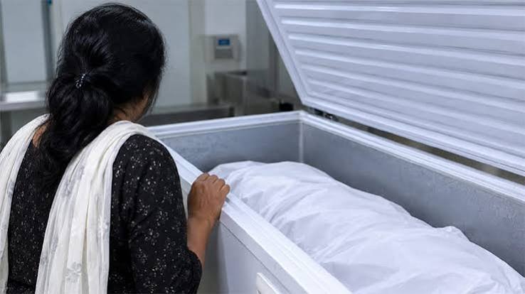 உயிரிழந்த தந்தை குளிர்சாதனப் பெட்டியில் வைத்து சுமார் 4 ஆண்டுகளாக பாதுகாத்து மகளின் செயலால்