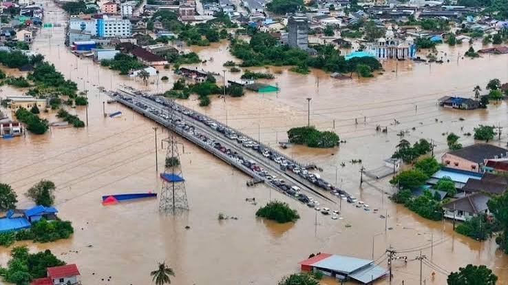 தாய்லாந்து மோசமான மழை வெள்ள அபாயத்தை பாங்காக்பேரிடர் மண்டலமாக அறிவிக்கப்பட்டிருக்கிறது தாய்லாந்து மோசமான மழை வெள்ள அபாயத்தை பாங்காக்பேரிடர் மண்டலமாக அறிவிக்கப்பட்டிருக்கிறது