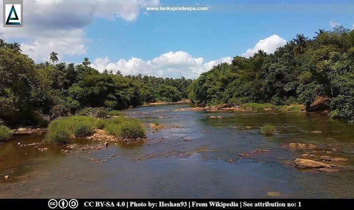 மா ஓயா ஆற்றில் குளித்து கொண்டிருந்த போதுநீரில் மூழ்கிய 3 இளம் பெண்கள் உட்பட 4 பேர் மாயம் மா ஓயா ஆற்றில் குளித்து கொண்டிருந்த போதுநீரில் மூழ்கிய 3 இளம் பெண்கள் உட்பட 4 பேர் மாயம்