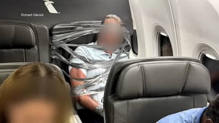 நடுவானில் திட்டிய நபரை, டேப் மூலம் இருக்கையோடு சேர்த்து கட்டிப்போட்டுமற்றும் கைது சம்பவம்