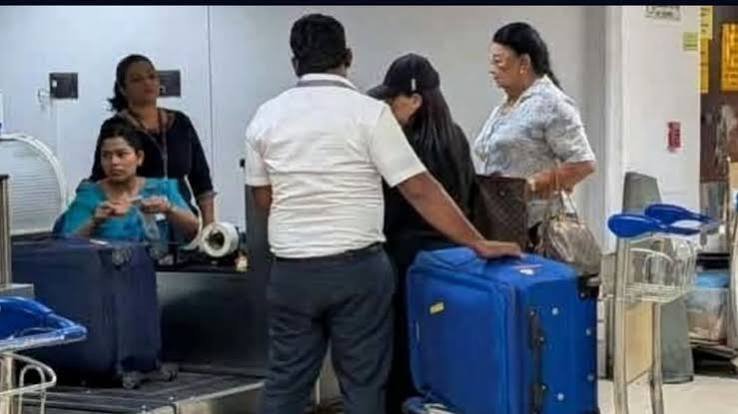 சிங்கப்பூரிலிருந்து நாடு திரும்பினார் ஷிரந்தி ராஜபக்ஷ! சிங்கப்பூரிலிருந்து நாடு திரும்பினார் ஷிரந்தி ராஜபக்ஷ!
