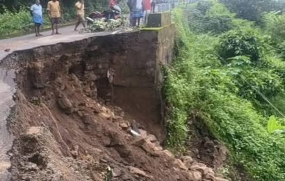 கொடைக்கானலில் சுற்றுலா தலங்கள் மூடல் நிலச்சரிவுகளால் பாதிப்பு கொடைக்கானலில் சுற்றுலா தலங்கள் மூடல் நிலச்சரிவுகளால் பாதிப்பு