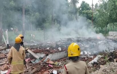 நாட்டு வெடி தயாரித்தபோது தீவிபத்து ஓனர் உள்பட 4 பேர் பலி