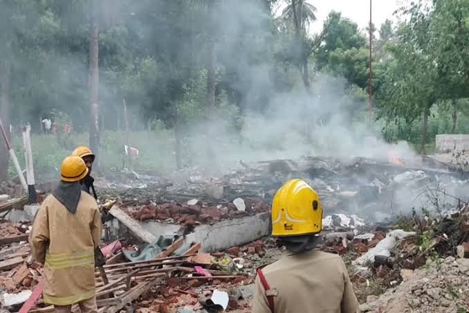நாட்டு வெடி தயாரித்தபோது தீவிபத்து ஓனர் உள்பட 4 பேர் பலி நாட்டு வெடி தயாரித்தபோது தீவிபத்து ஓனர் உள்பட 4 பேர் பலி