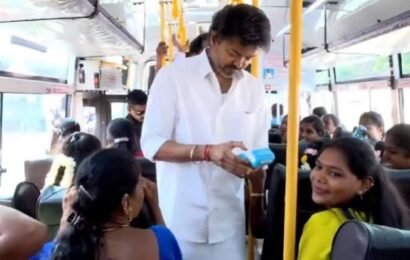பஸ் நடத்துனராக மாறிய தமிழ்நாட்டு முதலமைச்சர் விஜய்