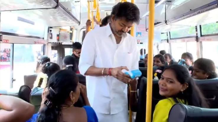 பஸ் நடத்துனராக மாறிய தமிழ்நாட்டு முதலமைச்சர் விஜய் பஸ் நடத்துனராக மாறிய தமிழ்நாட்டு முதலமைச்சர் விஜய்