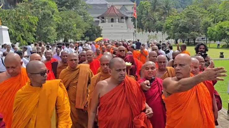 அரசியல் சதி தேரர்களின் போராட்டத்தில் மறைந்து கிடக்கும் சதி ஈஸ்டர் தாக்குதல் கைதுகளைத் தடுக்கும் சதி ..